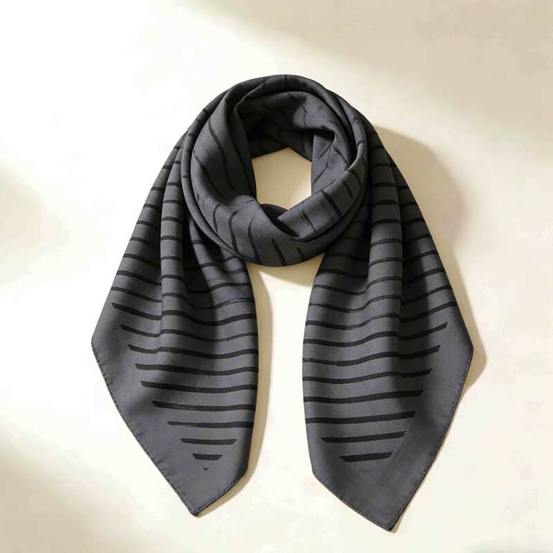 Quality Customizable Square Neckerchief 100% Mulberry Silk Neck Scarf Gift Packed factory